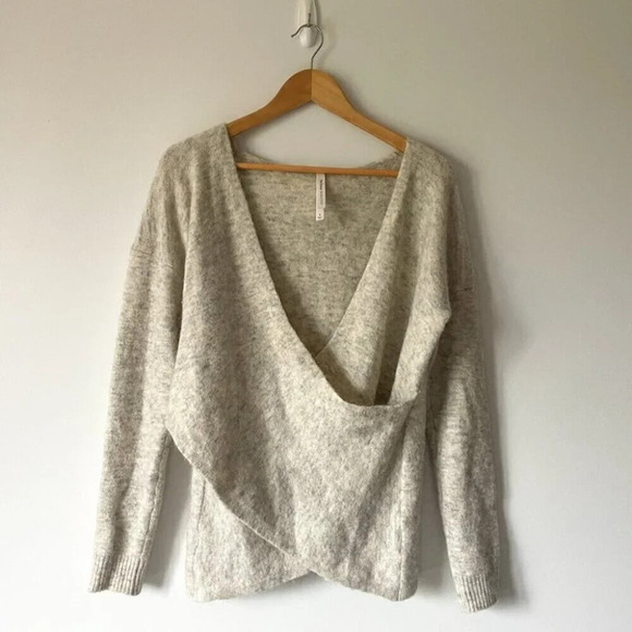Aritzia The  Group Wool Yak Bandini Cross Wrap Sweater Heather Cream Grey Small - Picture 4 of 9